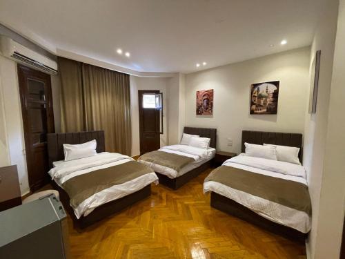 Postel nebo postele na pokoji v ubytování Tahrir Square Motel