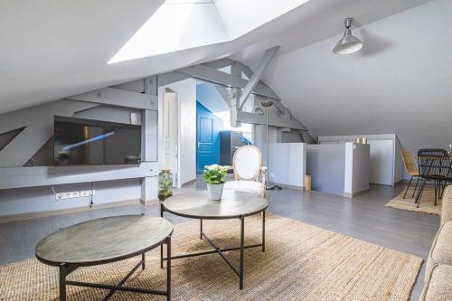 un salon avec une table et un canapé dans l'établissement La Suite Vernouillet, à Reims