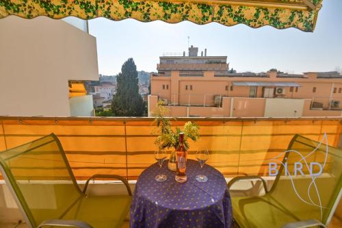 Walking distance from the old town and the sea