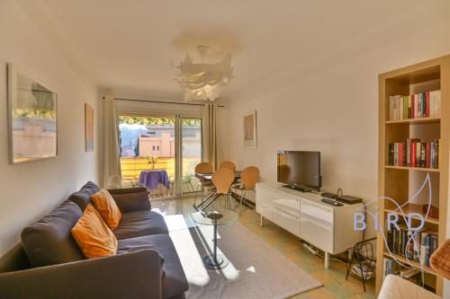 un salon avec un canapé et une télévision dans l'établissement Walking distance from the old town and the sea, à Antibes