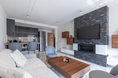 un salon avec un canapé et une télévision dans l'établissement 3 High-End Rooms Central, à Cannes