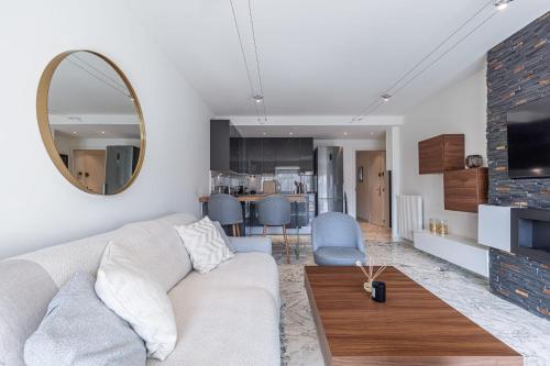 - un salon avec un canapé blanc et un miroir dans l'établissement 3 High-End Rooms Central, à Cannes
