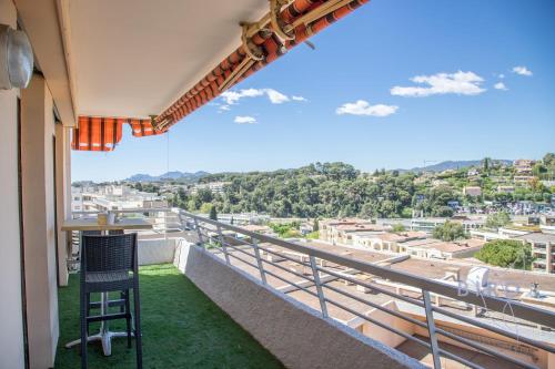un balcon avec vue sur une ville dans l'établissement Beautiful Apartment with Terrace AC and PARKING, au Cannet
