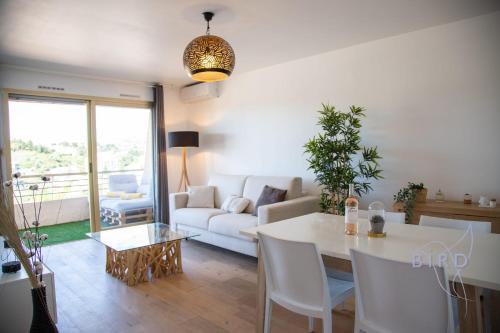 Beautiful Apartment with Terrace AC and PARKING