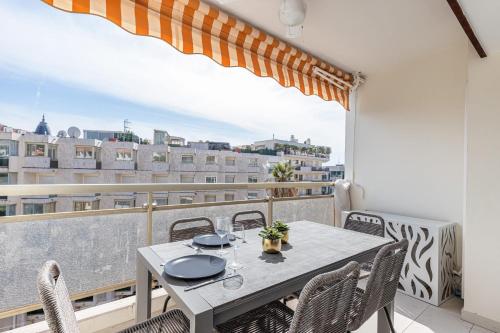 une table et des chaises sur un balcon avec vue dans l'établissement 3 High-End Rooms Central, à Cannes