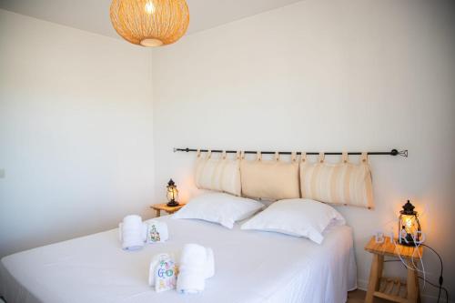 une chambre avec un lit blanc avec des serviettes dessus dans l'établissement Beautiful Apartment with Terrace AC and PARKING, au Cannet