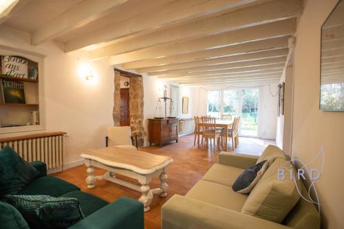 un salon avec un canapé et une table dans l'établissement Charming Provencal family home, à La Tour