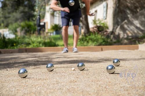 un groupe de billes d'argent sur le sol avec un homme dans l'établissement Haven of peace in the Var, à Trans-en-Provence