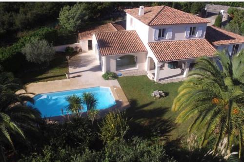 une vue aérienne d'une maison avec piscine dans l'établissement Belle maison familliale à Peymeinade 10 PAX, à Peymeinade