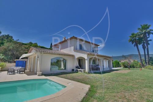 une villa avec piscine devant une maison dans l'établissement Belle maison familliale à Peymeinade 10 PAX, à Peymeinade