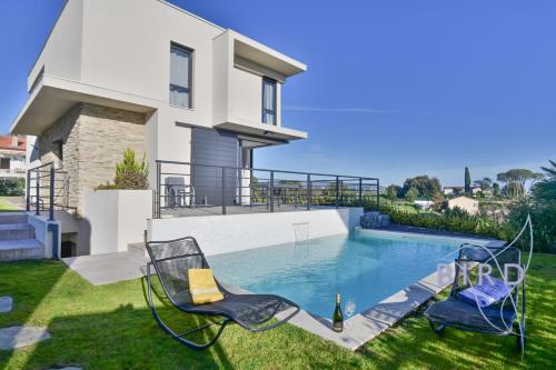 Contemporary Villa Pool and Sea View