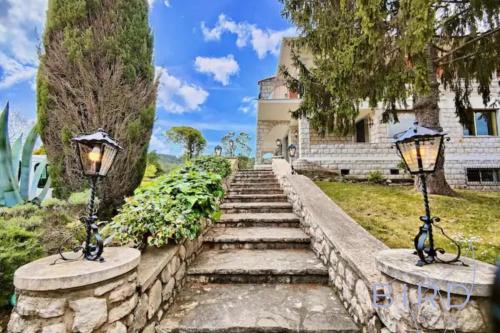 un escalier menant à une maison avec deux lumières dans l'établissement Magnificent residence with swimming pool and garden in Mougins, à Mougins