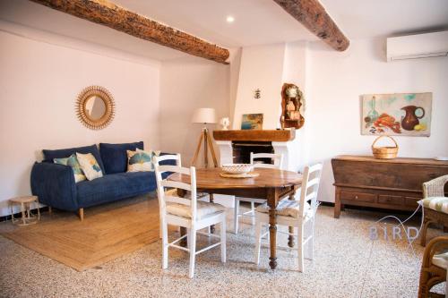 Beautiful authentic apartment in the heart of old Antibes