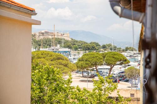 - une vue sur le port de plaisance depuis un bâtiment dans l'établissement Beautiful authentic apartment in the heart of old Antibes, à Antibes