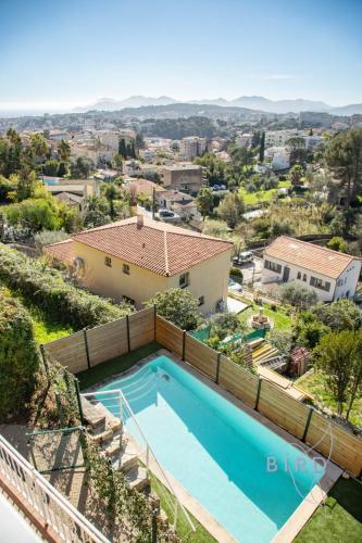 une vue aérienne d'une piscine dans une maison dans l'établissement Villa Cannes Hills sea view pool 6 to 8 pers, au Cannet
