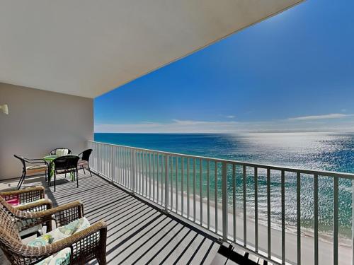 ein Balkon mit Blick auf das Meer in der Unterkunft Windemere #1303 in Perdido Key