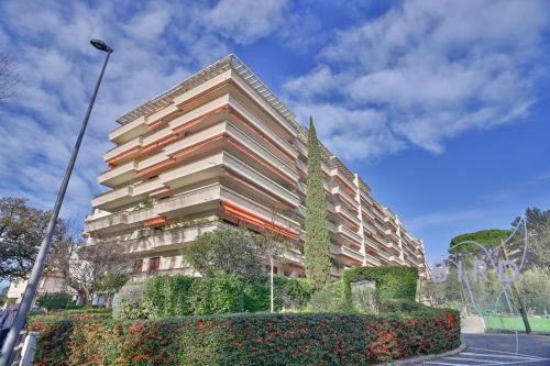 un grand bâtiment avec du lierre sur son côté dans l'établissement Nice apartment close to the Croisette, à Cannes
