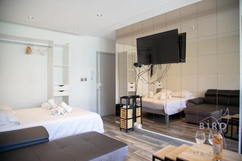 - un salon avec 2 lits et une télévision à écran plat dans l'établissement PALM PARADISE next to the Croisette, à Cannes