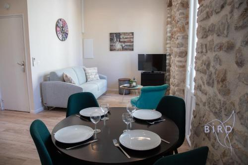 une salle à manger avec une table et des chaises vertes dans l'établissement charming 2-room apartment in the heart of Antibes, à Antibes
