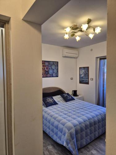 a bedroom with a blue bed and a ceiling at K-Rooms in Veli Iž