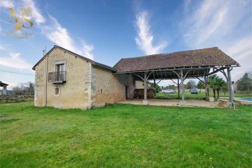 Ảnh trong thư viện ảnh của Belle maison en pierres avec piscine ở Les Eyssards