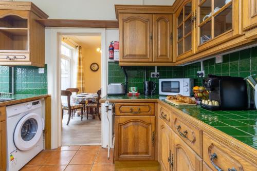 Dapur atau dapur kecil di Rustic Haven with Driveway Kenilworth