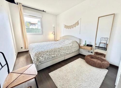 une chambre avec un grand lit et un miroir dans l'établissement T3 Lumineux et convivial, Parking Privé, à Montpellier