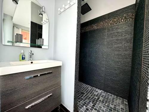 une salle de bain avec un lavabo et une douche dans l'établissement GRAND HOTEL - Magnifique appartement bord de plage Centrale, à Arcachon