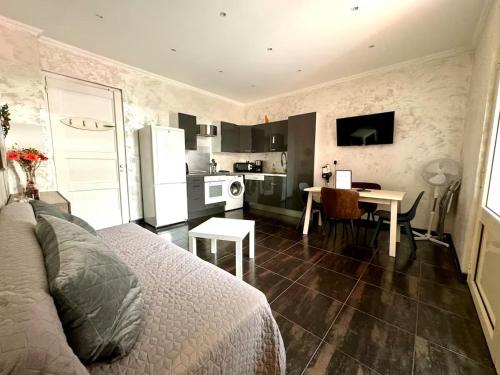 un salon avec un canapé et une cuisine dans l'établissement GRAND HOTEL - Magnifique appartement bord de plage Centrale, à Arcachon