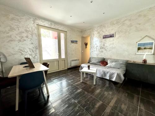 une chambre avec un lit, un bureau et une table dans l'établissement GRAND HOTEL - Magnifique appartement bord de plage Centrale, à Arcachon