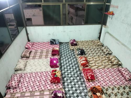 a room with four beds in a roomthritisthritisthritisthritisthritisthritisthritisthritis at jyoti dormitory in Varanasi