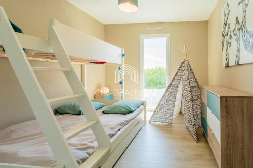 - une chambre avec des lits superposés et une salle de jeux avec un escalier dans l'établissement Villa Saint Martin - 23 couchages, à Saint-Martin-aux-Chartrains