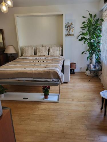 une chambre avec un grand lit dans une pièce dans l'établissement Excellent Appart totalement rénové, à Paris