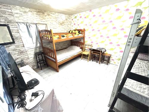 a room with a bunk bed in a room at 巴斯拉岸民宿 in Chenggong