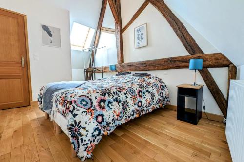 une chambre avec un lit avec un couvre-lit fleuri dans l'établissement Maison Cosy Hypercentre -Gare 5', à Verneuil-sur-Avre
