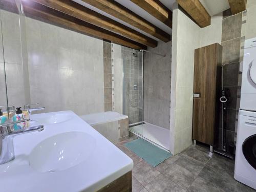 une salle de bain avec un lavabo et une baignoire dans l'établissement Maison Cosy Hypercentre -Gare 5', à Verneuil-sur-Avre