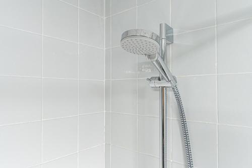 una doccia con soffione in un bagno di Golden Sunset a Benalmádena