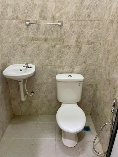 a bathroom with a toilet and a sink at Rumah Tamu Tok Abah, Alor lintang in Kampung Raja