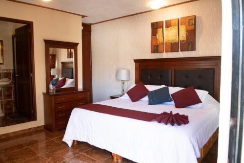 Postel nebo postele na pokoji v ubytování Hotel Villa Bernal
