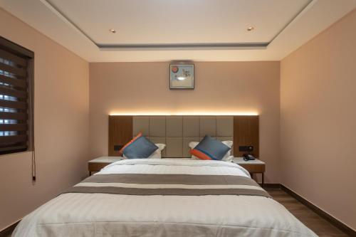 Serenity Suitesにあるベッド