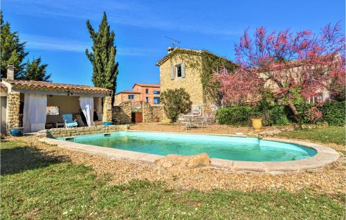 une piscine dans la cour d'une maison dans l'établissement Maison - Les Magnarelles, à Méjannes-lès-Alès