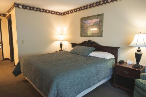 Katil atau katil-katil dalam bilik di Hearthstone Inn & Suites
