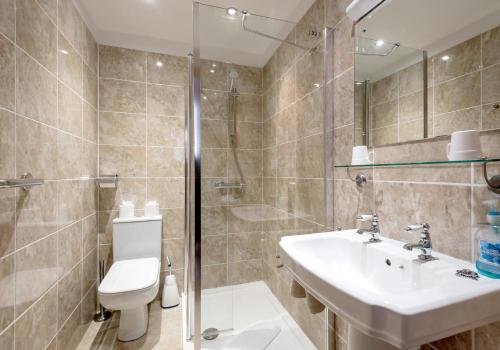 une salle de bain avec toilettes, lavabo et douche dans l'établissement Luffness Castle Cottage, à Aberlady