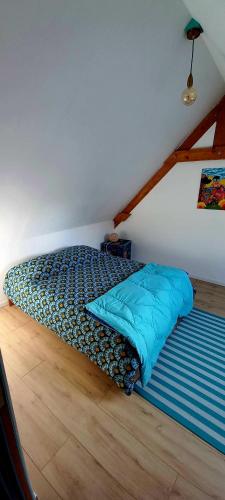 - un lit dans l'angle de la chambre dans l'établissement Calypso, à Sainte-Honorine-des-Pertes