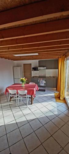 une pièce avec une table et des chaises et une cuisine dans l'établissement Calypso, à Sainte-Honorine-des-Pertes