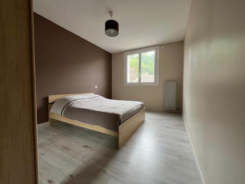 une chambre avec un lit et une fenêtre dans l'établissement Bel appartement avec vue sur les monuments Ponot, à Espaly-Saint-Marcel