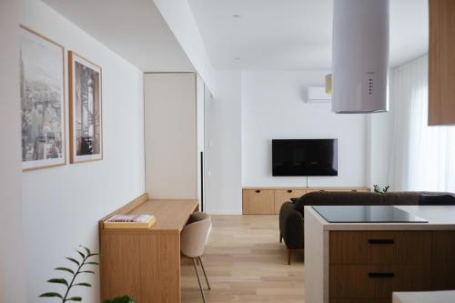 un salon avec un canapé et une télévision dans l'établissement Brown I One Bedroom Apartment I One Cotroceni Park, à Bucarest