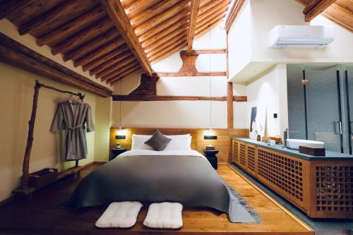 Letto o letti in una camera di Leisure Courtyard Seascape Designer Hotel