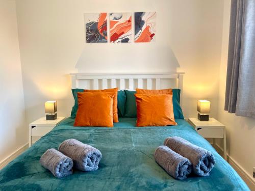 a bedroom with a bed with two towels on it at New Modern 2 Bed with parking in BISHOPS STORTFORD, close to Stansted Airport! in Bishops Stortford