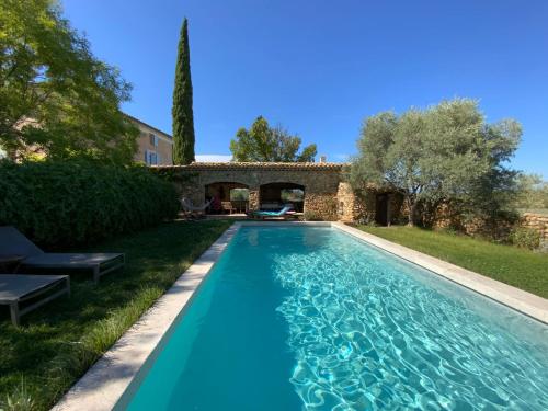 - une piscine dans l'arrière-cour d'une villa dans l'établissement Le Midi, A Refined Master House in Provence with a swimming pool, à Valensole